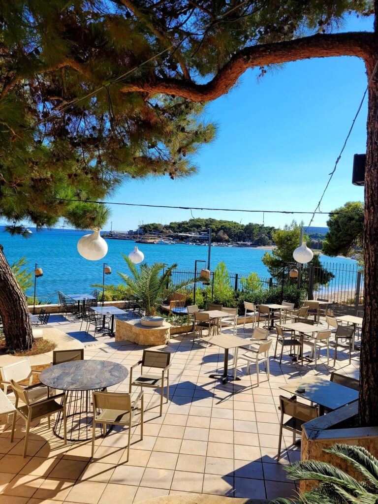 Vouliagmenis beach - restaurant